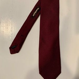 Men’s maroon tie